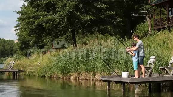 父亲教儿子在淡水池塘钓鱼视频的预览图