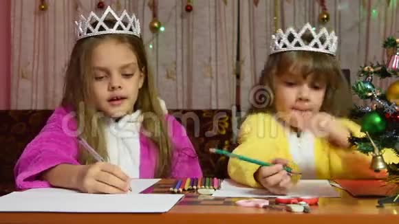 两个穿着睡衣的女孩坐在一张桌子旁给圣诞老人写了一封信其中一个认为很有趣视频的预览图
