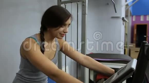 那个女孩在健身房骑自行车训练视频的预览图