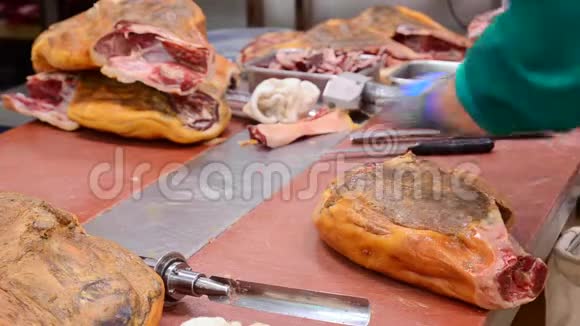食品工业屠夫切猪肉腿果酱视频的预览图