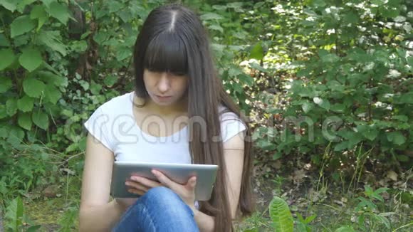 快乐女孩浏览互联网使用应用程序和户外交流户外休闲和科技视频的预览图