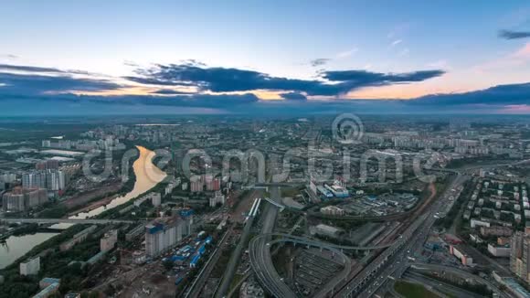 日落后从白天到晚上的高空俯瞰莫斯科市从商业观察平台形成的视频的预览图