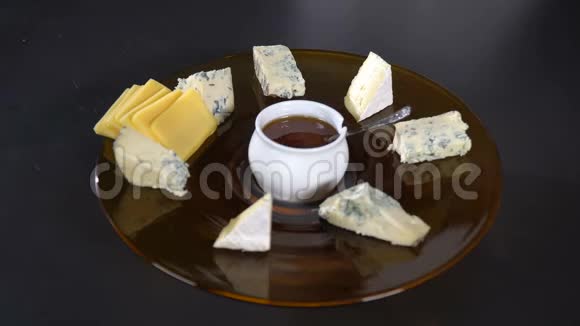 厨师把奶酪片放在盘子里视频的预览图