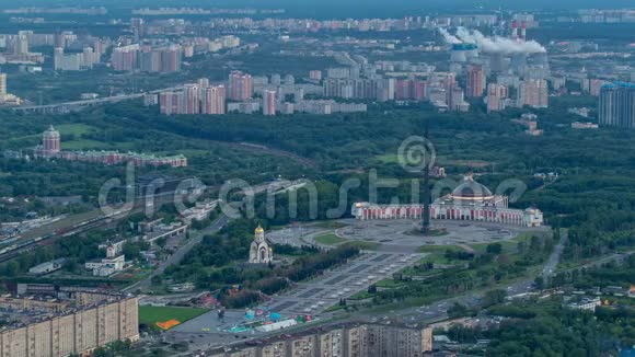 日落后从白天到晚上的高空俯瞰莫斯科市从商业观察平台形成的视频的预览图