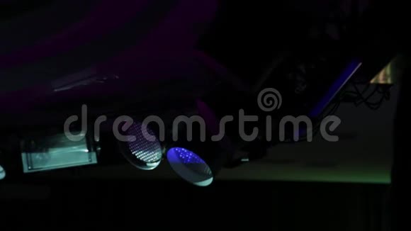 夜总会里的打火机用不同的颜色发光视频的预览图