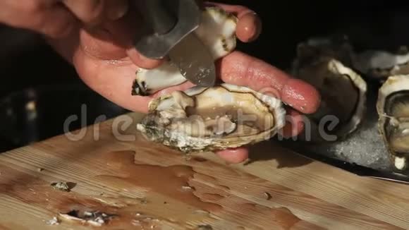 打开新鲜牡蛎的过程视频的预览图