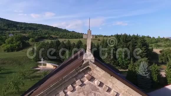 方济会修道院古卡戈拉教堂塔的无人机空中循环景观视频的预览图