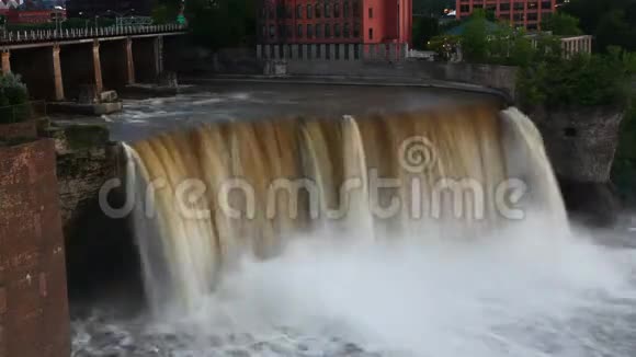 4K超高清时间推移的高瀑布罗切斯特纽约黄昏视频的预览图