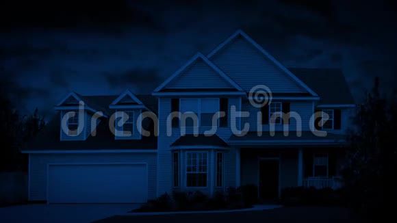 郊区的房子夜晚的风夜视频的预览图
