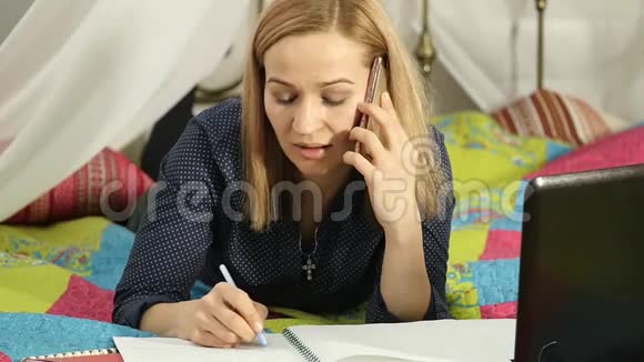 漂亮的学生在她的笔记本电脑上工作家庭在线教育慢动作视频的预览图