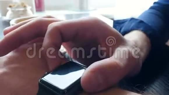 男人触摸智能手表屏幕特写镜头视频的预览图