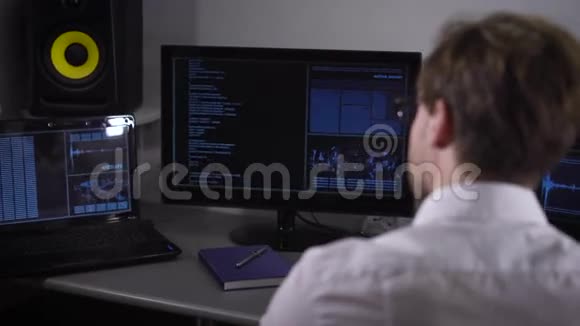办公室工作人员如从事编制特勤局网站的信息技术专家在他眼里戴着黑色眼镜视频的预览图