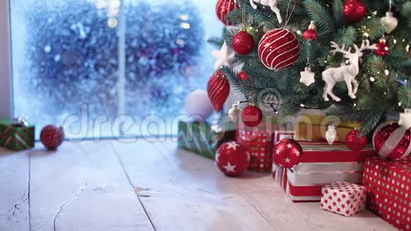 圣诞树和圣诞老人的礼物视频的预览图