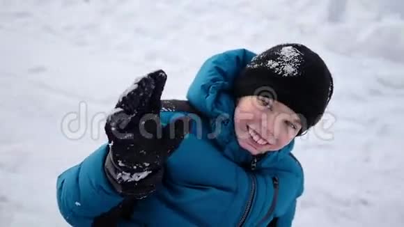 快乐的孩子走在雪道上微笑着视频的预览图