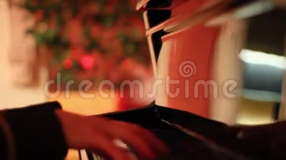 弹钢琴的女孩视频的预览图