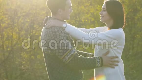 浪漫的年轻夫妇拥抱和旋转自然慢慢地视频的预览图