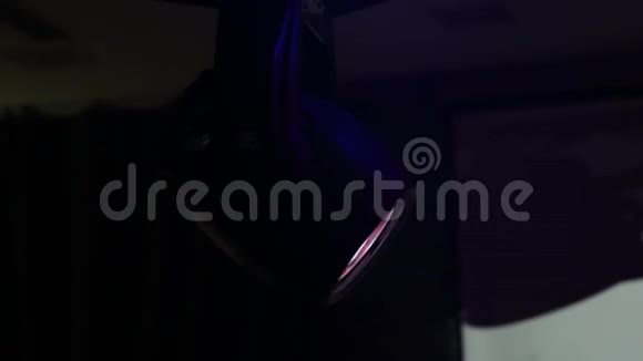 夜总会里的打火机用不同的颜色发光视频的预览图