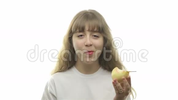 小女孩吃梨视频的预览图