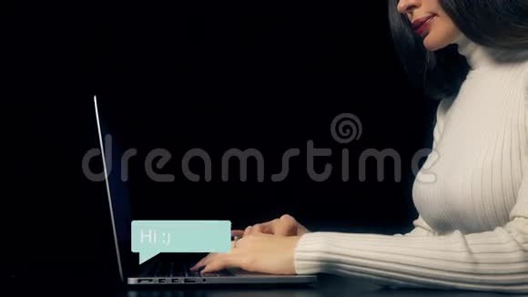 漂亮的黑发女人在黑色背景下在笔记本电脑上打字概念计算机相关运动图形视频的预览图