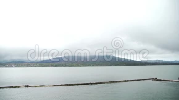 巴图尔湖在火山口视频的预览图