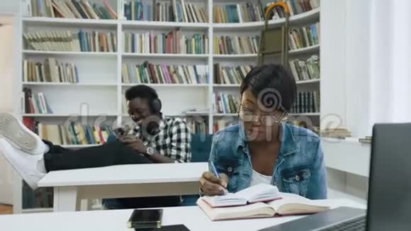 图书馆里的非洲学生视频的预览图