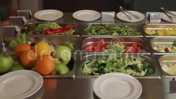 自助餐中的新鲜蔬菜视频的预览图