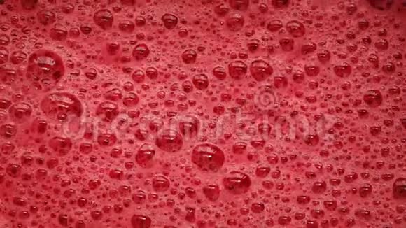 红色泡沫物质泡沫视频的预览图