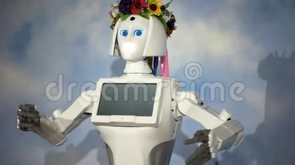 头上戴花圈的机器人女孩视频的预览图