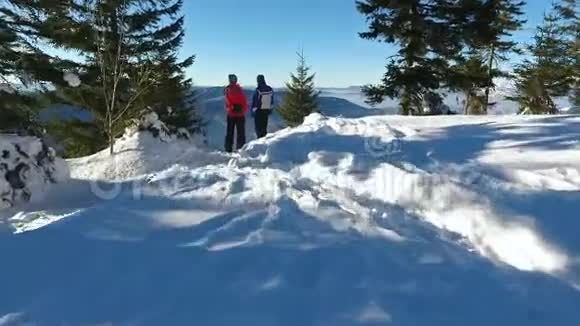 徒步旅行者休息冬天的雪景体育娱乐活动度假旅游飞过去空中飞行视频的预览图