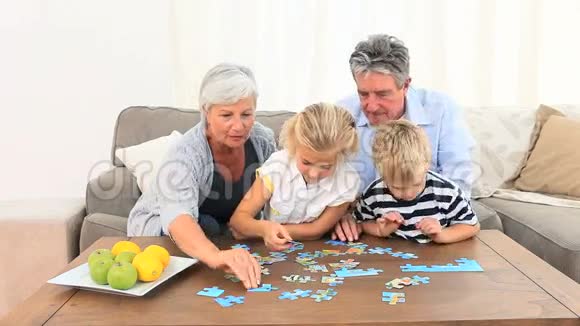 一家人在玩拼图视频的预览图