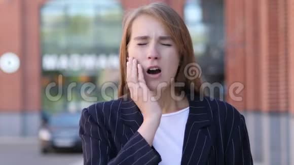 牙痛有牙齿感染及疼痛的商界妇女视频的预览图