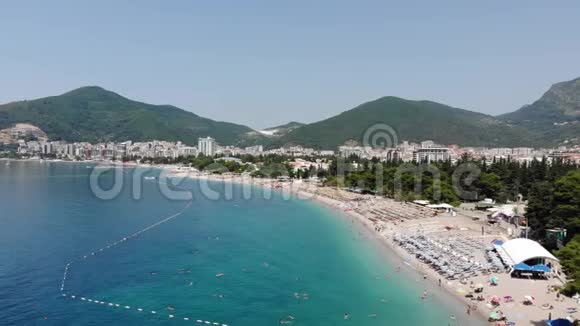 黑山布德瓦市漫长海岸线的鸟瞰图巴尔干亚得里亚海欧洲视频的预览图