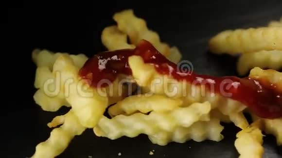黑色表面的炸薯条视频的预览图