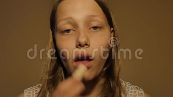 少女在吃糖果特写4KUHD视频的预览图