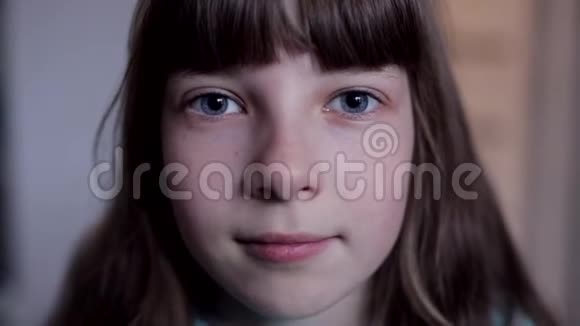 高加索少女的特写肖像视频的预览图