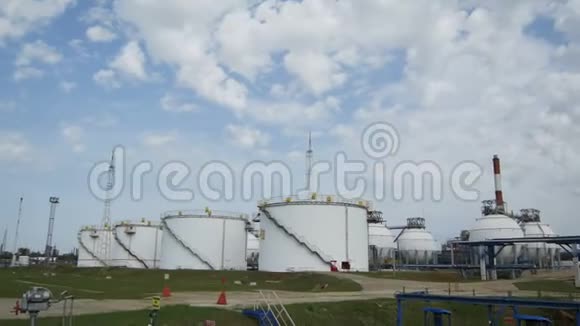 大型储油库的气油炼油厂运动视频的预览图