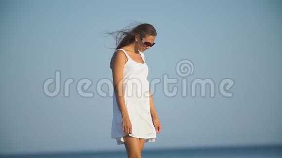 在海边穿白色裙子的女人视频的预览图