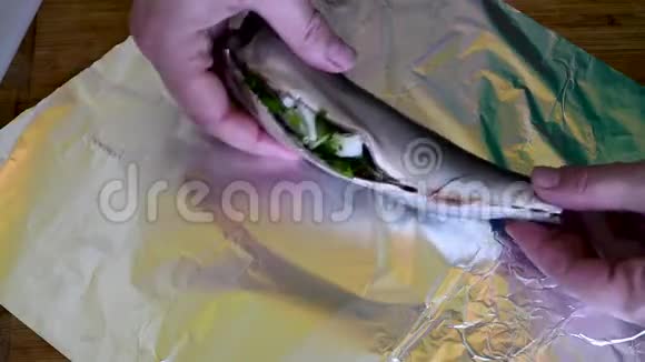 用铝箔填充蔬菜的鱼视频的预览图