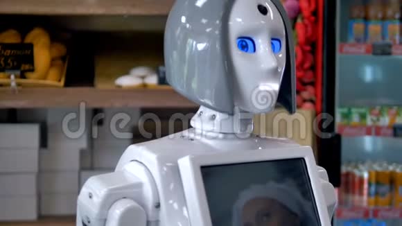 一个白色机器人在面包店里工作视频的预览图