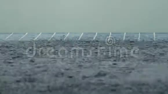 无限边缘游泳池面上雨滴的时间推移天气恶劣的假期或假日视频的预览图