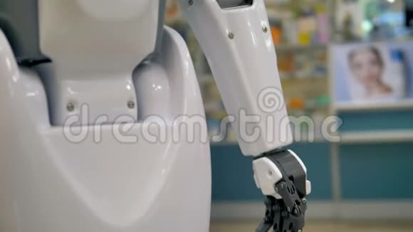 一家商店内白色机器人车身的宏观视图视频的预览图