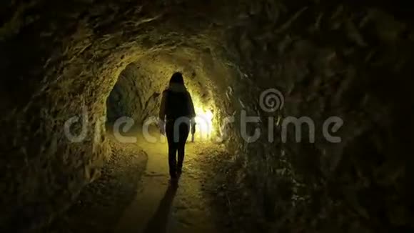 石矿隧道女游客视频的预览图