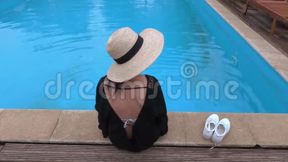 泳池里戴草帽的女人视频的预览图