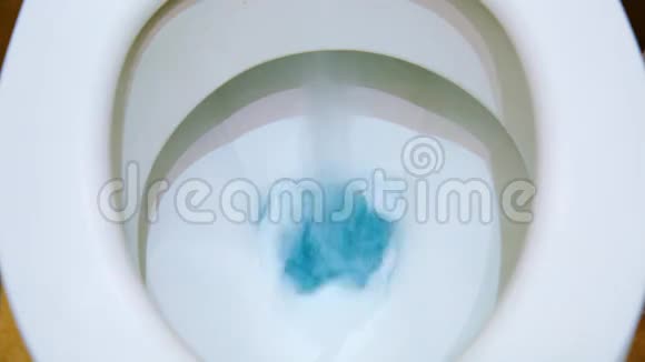 把水排到陶瓷碗里视频的预览图
