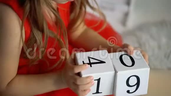 小女孩在玩积木视频的预览图
