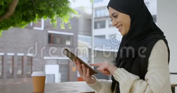 戴头巾的漂亮女人用平板电脑4k视频的预览图