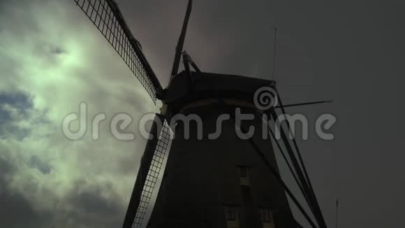 风车的轮廓在戏剧性的暴风雨的天空万圣节背景视频的预览图