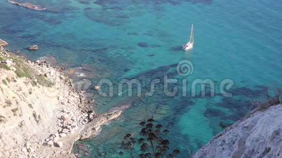 帆船停泊在海湾视频的预览图