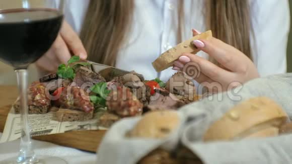 特写镜头一道美味的肉菜黑麦面包和柏油面包牛肉烤视频的预览图