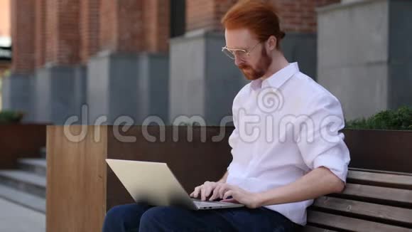 设计师坐在长凳上工作后离开视频的预览图